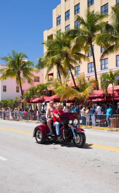 Miami, Florida - Nisan 2016: 8 yıllık Miami Beach Gay Pride Parade katılan kişi