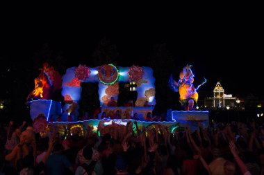 Orlando, ABD-27 Şubat 2017: Orlando, Florida 'da gece Universal Studios at Mardi Gras geçit töreni