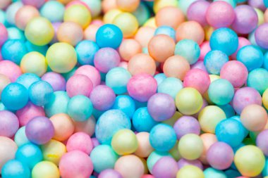 Çok renkli yuvarlak şekerler ile renkli parlak arka plan