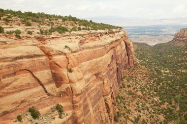 Kırmızı kayalar ve dağlar, Arches National Park, çöl vadi, Utah, ABD