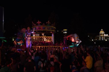 Orlando, ABD-27 Şubat 2017: Orlando, Florida 'da gece Universal Studios at Mardi Gras geçit töreni
