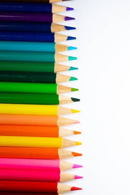 Renkli keskin kalemler üzerinde beyaz izole kapatmak