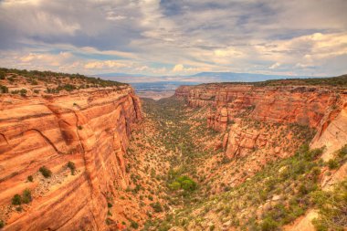 Kırmızı kayalar ve dağlar, Arches National Park, çöl vadi, Utah, ABD