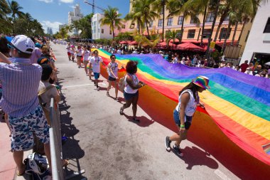 Miami, Florida - Nisan 2016: 8 yıllık Miami Beach Gay Pride Parade katılan kişi