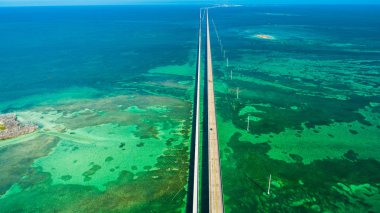 Florida, ABD mavi su üstünde yedi mil köprünün havadan görünümü