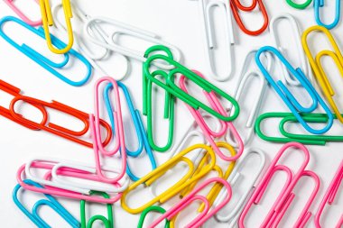 Renkli ofis kağıt üzerinde beyaz izole klip