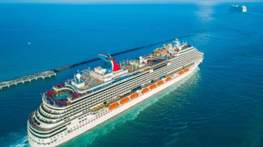 Cruise Gemi (Carnival Magic) girişinden Miami bağlantı noktası, Florida, ABD Atlantik Okyanusu için havadan görünümü