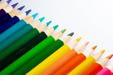 Renkli keskin kalemler üzerinde beyaz izole kapatmak