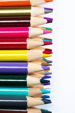 Renkli keskin kalemler üzerinde beyaz izole kapatmak