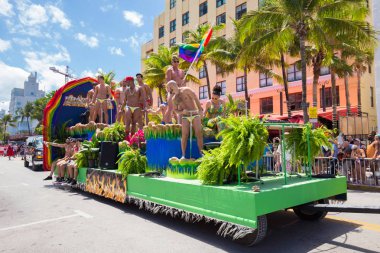 Miami, Florida - Nisan 2016: 8 yıllık Miami Beach Gay Pride Parade katılan kişi