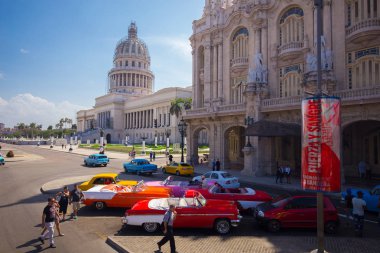 Havana tarihi merkezinin sokakta eski antika arabalar, Küba