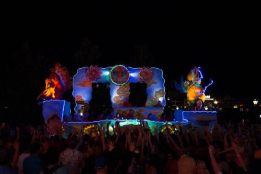 Orlando, ABD-27 Şubat 2017: Orlando, Florida 'da gece Universal Studios at Mardi Gras geçit töreni