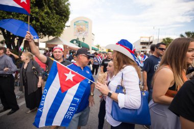 Miami, Little Havana, Florida, ABD - 26 Kasım 2016: Miami'deki Little Havana'da Fidel Castro'nun ölümünü kutlayan lar