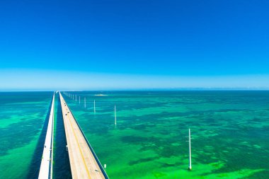 Florida, ABD mavi su üstünde yedi mil köprünün havadan görünümü