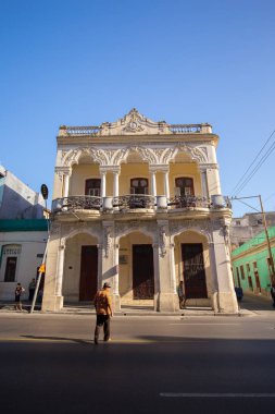 Eski renkli binalar ve Havana, Küba'da tarihi merkezinin sokak