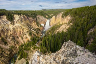 Yellowstone Ulusal Parkı, Wyoming, ABD 'de şelale