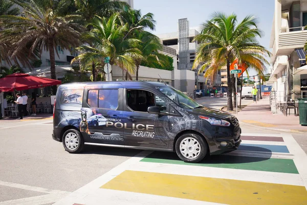 Miami Beach, Florida, ABD - 11 Kasım 2016: South Beach, Miami'deki Ocean Drive'da Gaziler Günü Geçit Töreni