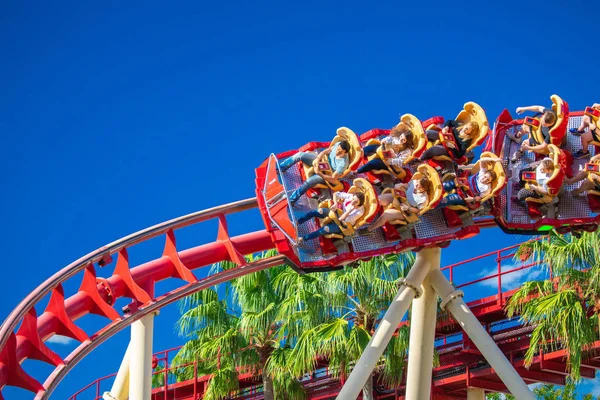 insanlara roller coaster Ride Rockit Rip Universal Orlando Resort, Orlando, Florida, ABD