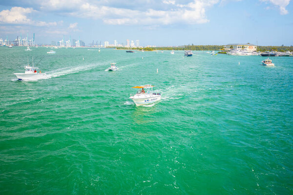 США, FLORIDA, MIAMI - 17 ФЕВРАЛЯ 2017: Miami International Boat Show, Downtown Miami, Key Biscayne
