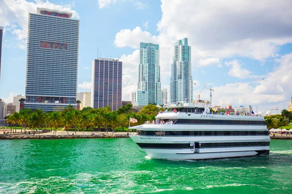 Barco Turístico Flotando Agua Verde Miami Florida — Foto de Stock