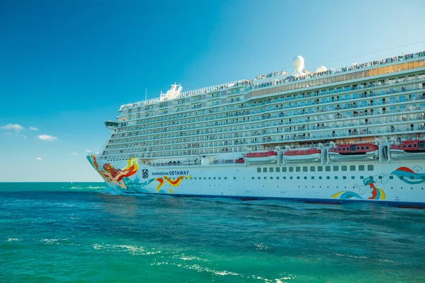 Cruise port Miami Florida, ABD üzerinden Atlantik Okyanusu yüzen gemi