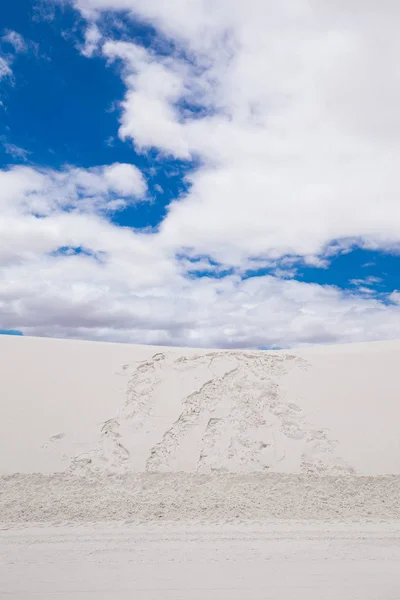 Prachtige Woestijn Met Wit Zand Onder Blauw Van Wolkenloze Hemel — Stockfoto