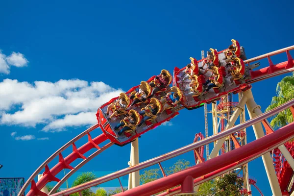 insanlara roller coaster Ride Rockit Rip Universal Orlando Resort, Orlando, Florida, ABD