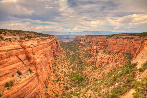 Kırmızı kayalar ve dağlar, Arches National Park, çöl vadi, Utah, ABD