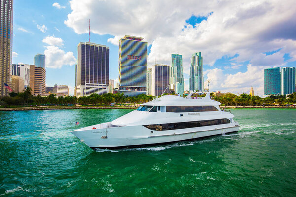 Туристическая лодка, плавающая на зеленой воде в Майами, Флорида, США
