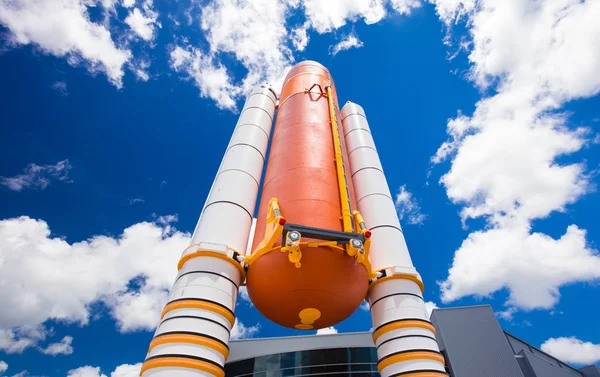 Vista Ángulo Bajo Del Cohete Naranja Centro Espacial Kennedy Florida —  Fotos de Stock