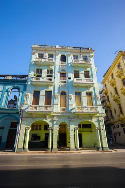 Eski renkli binalar ve Havana, Küba'da tarihi merkezinin sokak