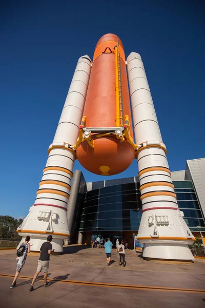 Vista Ángulo Bajo Del Cohete Naranja Centro Espacial Kennedy Florida —  Fotos de Stock