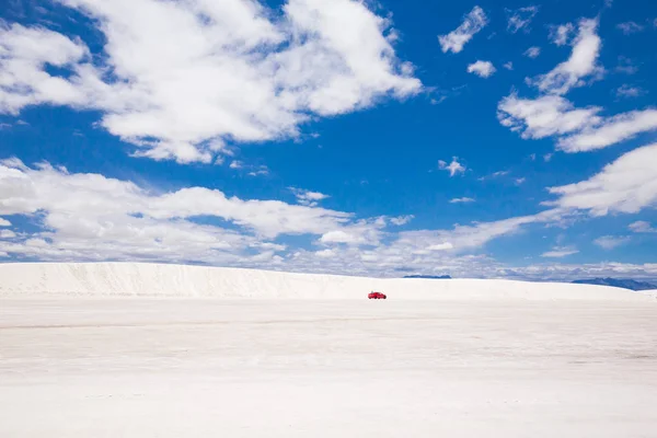 Hermoso Desierto Con Arena Blanca Bajo Cielo Azul Sin Nubes —  Fotos de Stock
