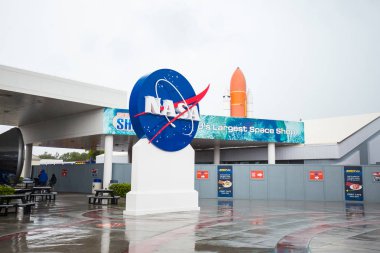 Florida Kennedy Uzay Merkezi'nde turuncu roket ve Nasa işareti, ABD