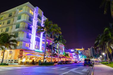 Street Ocean Drive gece görünümü, Miami Beach Art Deco Building, Florida, ABD