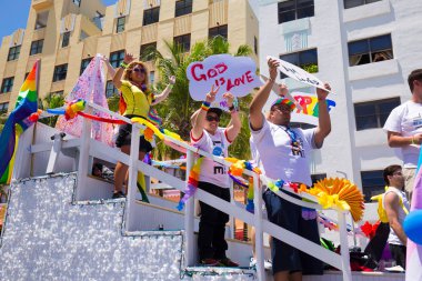 Miami, Florida - Nisan 2016: 8 yıllık Miami Beach Gay Pride Parade katılan kişi