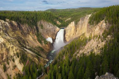 Yellowstone Ulusal Parkı, Wyoming, ABD 'de şelale