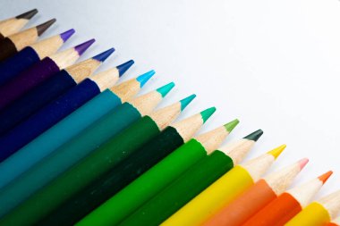 Renkli keskin kalemler üzerinde beyaz izole kapatmak