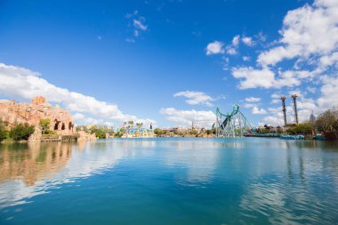 Roller coaster Hulk ve göl Universal Adaları Adventure Theme Park içinde Universal Orlando Resort Orlando, Florida, ABD