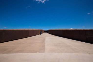 New Mexico, ABD - 20 Mayıs 2016: Spaceport America topraklarında yürüyen adam