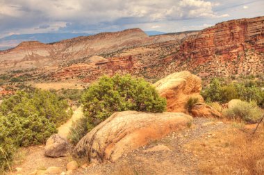 Kırmızı kayalar ve dağlar, Arches National Park, çöl vadi, Utah, ABD