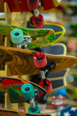 Cocoa Beach, Florida, ABD 'de Ron Jon Surf Shop 'ta pateboardlar yakın