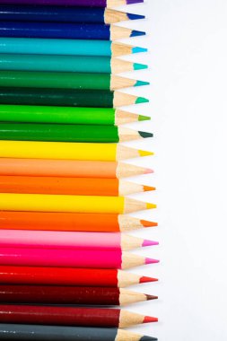 Renkli keskin kalemler üzerinde beyaz izole kapatmak