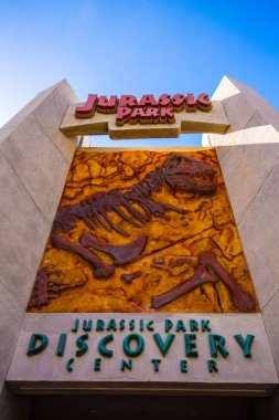 Orlando, Florida, ABD - 11 Mart 2017: Macera Adaları'nda Jurassic Park işareti