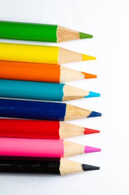 Renkli keskin kalemler üzerinde beyaz izole kapatmak