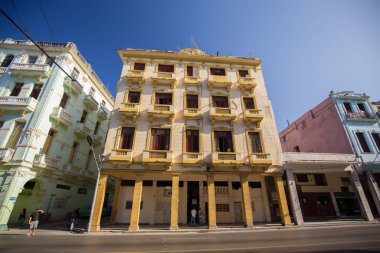 Eski renkli binalar ve Havana, Küba'da tarihi merkezinin sokak