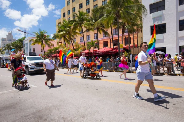 佛罗里达州迈阿密 2016年4月 参加第八届迈阿密海滩同性恋骄傲游行的人 — 图库照片