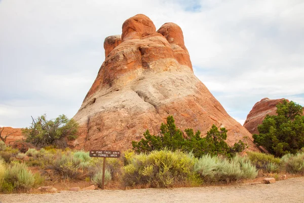 赤い岩と山のアーチーズ国立公園 砂漠の谷 ユタ州 アメリカ合衆国 — ストック写真