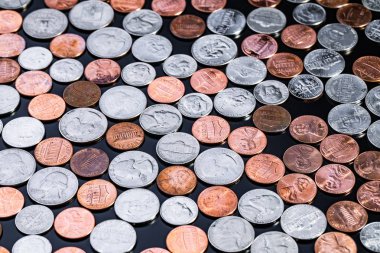 Amerikan Doları Altın ve gümüş paralar arka plan 