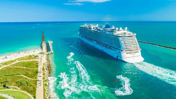 Crucero Norwegian Bliss Entrando Océano Atlántico Miami Beach Florida — Foto de Stock